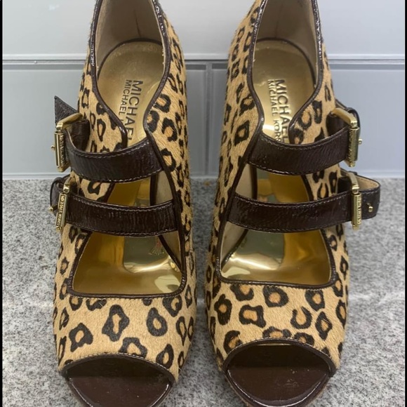 Micheal Kors leopard heels 💕 - Picture 2 of 4